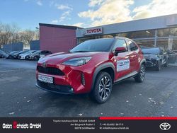Rot Neu 2025 Toyota Yaris Hybrid Limousine | 30.988 € (Teuer)