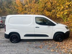 Weiß Gebraucht 2021 Citroën Berlingo Van / Kleinbus | 14.990 €