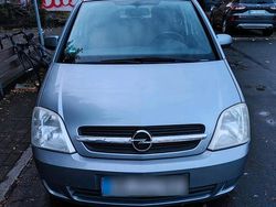 Grau Gebraucht 2005 Opel Meriva Van / Kleinbus | 1.299 € (Guter Preis)