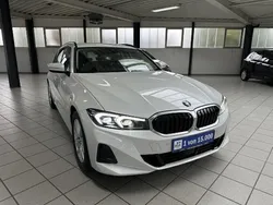 Weiß Gebraucht 2023 BMW 320 Shadowline Kombi | 36.700 € (Fairer Preis)