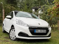 Weiß Gebraucht 2016 Peugeot 208 Kleinwagen | 4.299 € (Fairer Preis)