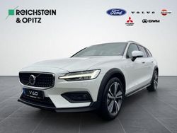 Crystalwhite pearl (metallic) Gebraucht 2024 Volvo V60 CC Plus Kombi | 49.990 € (Teuer)