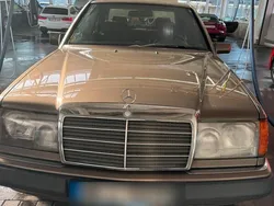 Grau Gebraucht 1991 Mercedes E230 Limousine | 4.000 €