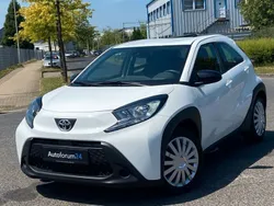 Weiß Gebraucht 2023 Toyota Aygo X-play Kleinwagen | 14.999 € (Fairer Preis)