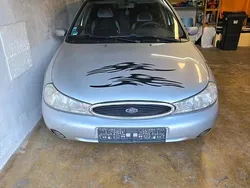 Silber Gebraucht 1998 Ford Mondeo Kombi | 1.900 €