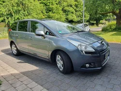 Grau Gebraucht 2011 Peugeot 5008 Family Van / Kleinbus | 5.900 € (Teuer)