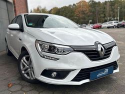 Weiß Gebraucht 2017 Renault Mégane IV Play Limousine | 9.599 € (Fairer Preis)