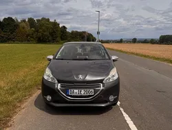 Grau Gebraucht 2013 Peugeot 208 Allure Kleinwagen | 6.100 € (Etwas zu teuer)