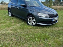 Grau Gebraucht 2015 Skoda Fabia Kleinwagen | 6.150 € (Fairer Preis)