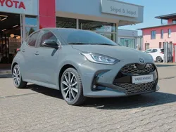 Grau Neu 2025 Toyota Yaris Hybrid Limousine | 31.413 € (Teuer)