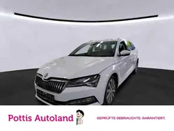 Weiss Gebraucht 2023 Skoda Superb Style Kombi | 31.977 € (Superpreis)