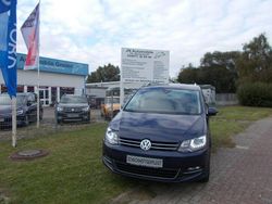 Blau Gebraucht 2017 VW Sharan Highline Van / Kleinbus | 17.399 € (Fairer Preis)