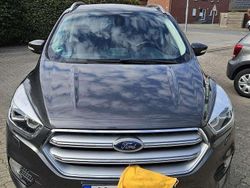 Grau Gebraucht 2017 Ford Kuga Titanium SUV | 10.999 € (Etwas zu teuer)