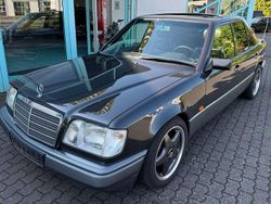 Schwarz (metallic) Gebraucht 1995 Mercedes E320 Limousine | 22.500 €