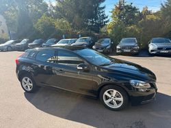 Black solid "stone" / solid Gebraucht 2018 Volvo V40 Kinetic Kombi | 15.890 € (Fairer Preis)