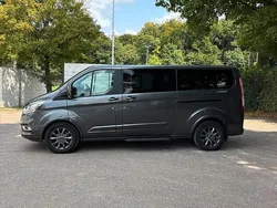 Grau Gebraucht 2021 Ford Tourneo Custom Van / Kleinbus | 32.000 €