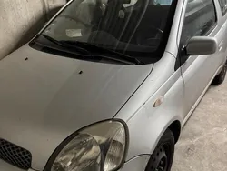 Grau Gebraucht 2002 Toyota Yaris Kleinwagen | 450 €