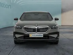 Grau Gebraucht 2024 BMW 520 M Sport Limousine | 52.999 € (Guter Preis)