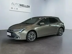 Manganbronze metallic (gold) Neu 2025 Toyota Corolla Team Limousine | 34.980 €