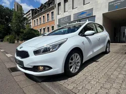 Weiß Gebraucht 2014 Kia Ceed Attract Limousine | 4.990 € (Fairer Preis)