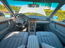 Silber Gebraucht 1992 Mercedes E200 Limousine | 6.900 €
