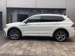 Pure white (metallic) Gebraucht 2024 VW Tiguan Allspace R-line SUV | 39.950 € (Fairer Preis)