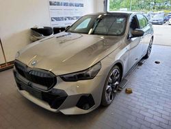 Oxidgrau ii metallic Gebraucht 2024 BMW 550e M Sport Limousine | 77.160 € (Fairer Preis)