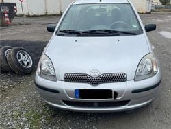 Silber Gebraucht 2001 Toyota Yaris Kleinwagen | 2.800 €