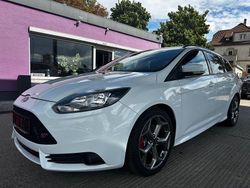 Weiß Gebraucht 2013 Ford Focus ST Kombi | 9.990 € (Etwas zu teuer)