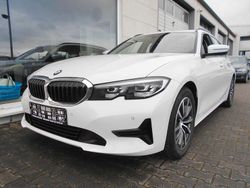 Weiß Gebraucht 2021 BMW 318 Kombi | 19.700 € (Guter Preis)