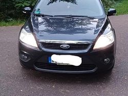 Grau Gebraucht 2009 Ford Focus Kombi | 2.600 €