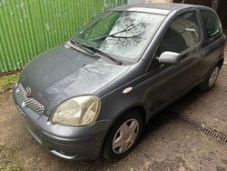 Grau Gebraucht 2005 Toyota Yaris Limousine | 890 € (Guter Preis)