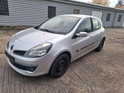 Platingrau Gebraucht 2006 Renault Clio II Dynamique Kleinwagen | 2.499 € (Fairer Preis)