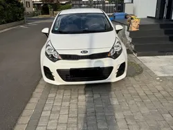 Weiß Gebraucht 2015 Kia Rio Attract Limousine | 6.300 € (Guter Preis)