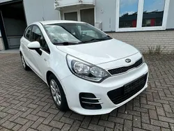 Weiß Gebraucht 2015 Kia Rio Attract Limousine | 5.490 € (Fairer Preis)