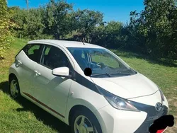 Weiß Gebraucht 2014 Toyota Aygo X-play Kleinwagen | 5.900 € (Fairer Preis)