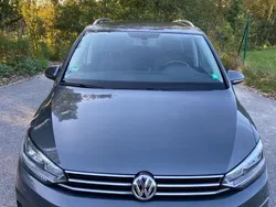 Grau Gebraucht 2016 VW Touran Highline Van / Kleinbus | 12.500 €