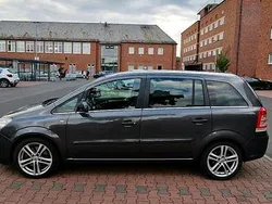 Grau Gebraucht 2010 Opel Zafira Sport Van / Kleinbus | 4.499 € (Fairer Preis)