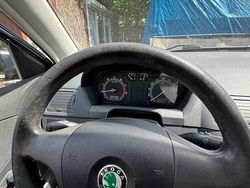 Grau Gebraucht 2006 Skoda Fabia Kleinwagen | 1.000 €