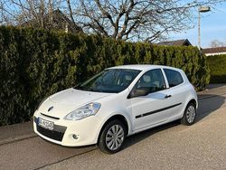 Weiß Gebraucht 2010 Renault Clio III Expression Limousine | 2.900 €