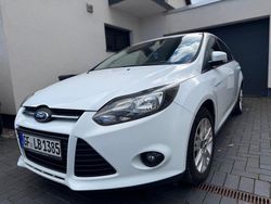 Weiß Gebraucht 2011 Ford Focus Limousine | 1.990 € (Fairer Preis)