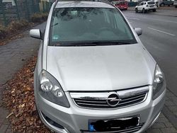 Grau Gebraucht 2011 Opel Zafira Selection Van / Kleinbus | 4.200 € (Etwas zu teuer)
