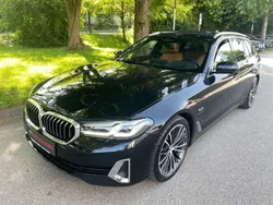 Black sapphire metallic Gebraucht 2022 BMW 530e Luxury Line Kombi | 32.900 € (Guter Preis)