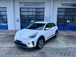 Schneeweiß pearl Gebraucht 2021 Kia e-Niro 3 SUV | 27.490 € (Teuer)