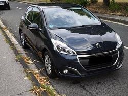Grau Gebraucht 2017 Peugeot 208 Kleinwagen | 7.300 € (Fairer Preis)