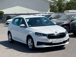 Weiß Gebraucht 2023 Skoda Fabia Ambition Kleinwagen | 18.499 € (Guter Preis)