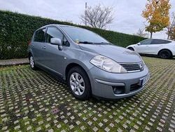 Silber Gebraucht 2009 Nissan Tiida Limousine | 1.995 € (Etwas zu teuer)