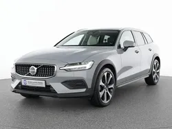 Grau Gebraucht 2023 Volvo V60 CC Plus Kombi | 42.550 € (Teuer)