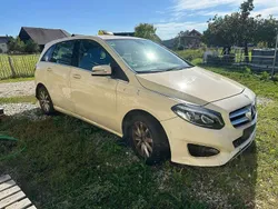 Hellelfenbein Gebraucht 2015 Mercedes B180 Van / Kleinbus | 5.350 €