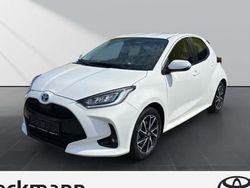 Weiß Gebraucht 2022 Toyota Yaris Hybrid Limousine | 18.990 € (Fairer Preis)